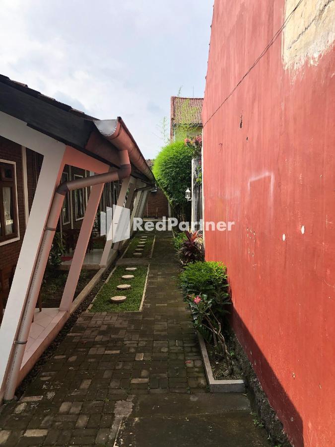 Rifka Annisa Guesthouse Syariah Redpartner Jogjacarta Exterior foto